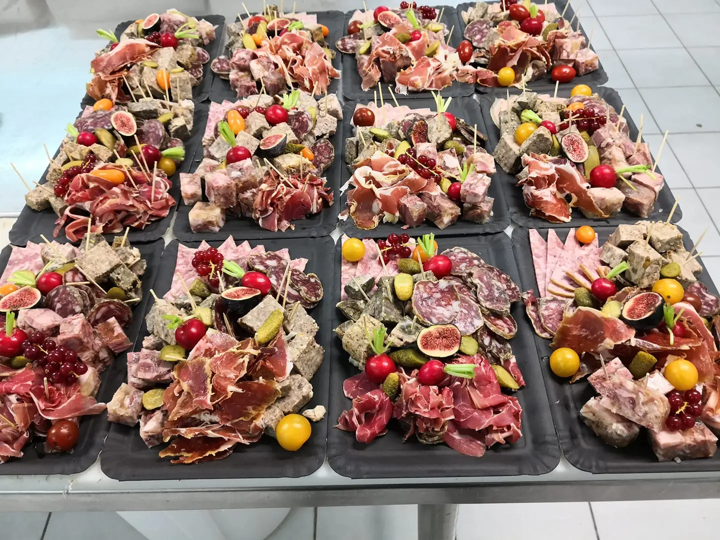 Plateaux de charcuterie artisanale préparés par le service traiteur Vigne & Fils à Montélimar