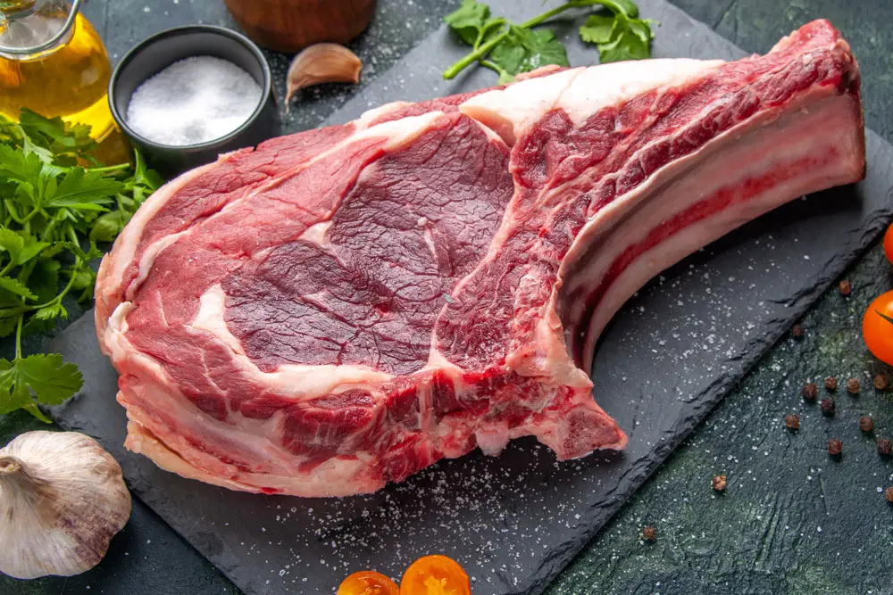 Côte de bœuf crue préparée par la Boucherie Vigne & Fils à Montélimar, viande locale de qualité