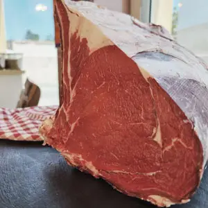 Pièce de viande maturée présentée sur planche à la Boucherie Vigne & Fils à Montélimar