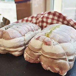 Rôti de porc ficelé artisanal préparé par la Boucherie Vigne & Fils à Montélimar