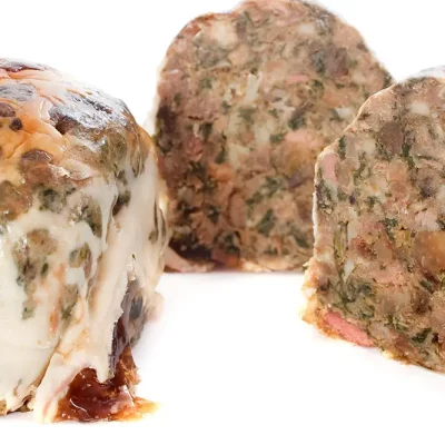 Caillette artisanale de la Drôme coupée en deux, spécialité de la Boucherie Vigne & Fils à Montélimar