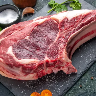 Côte de bœuf crue préparée par la Boucherie Vigne & Fils à Montélimar, viande locale de qualité