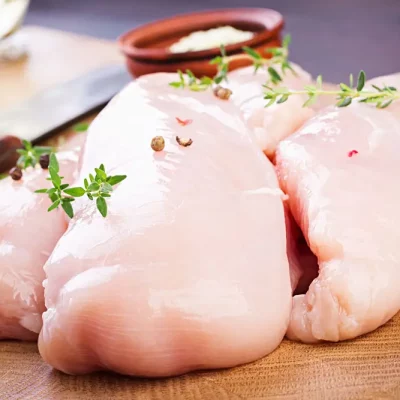 Blancs de poulet frais avec herbes et épices, préparés par la Boucherie Vigne & Fils à Montélimar
